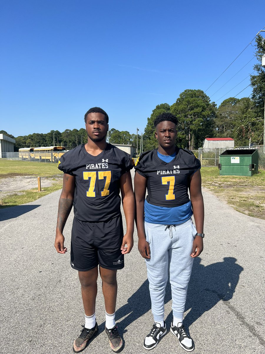 That is 6-7 #UCF OT commit @JamalMeriweath2 (77). Beside him is 14 year old 2026 TE/DE @HezeKent at @BrunswickFB … 👀