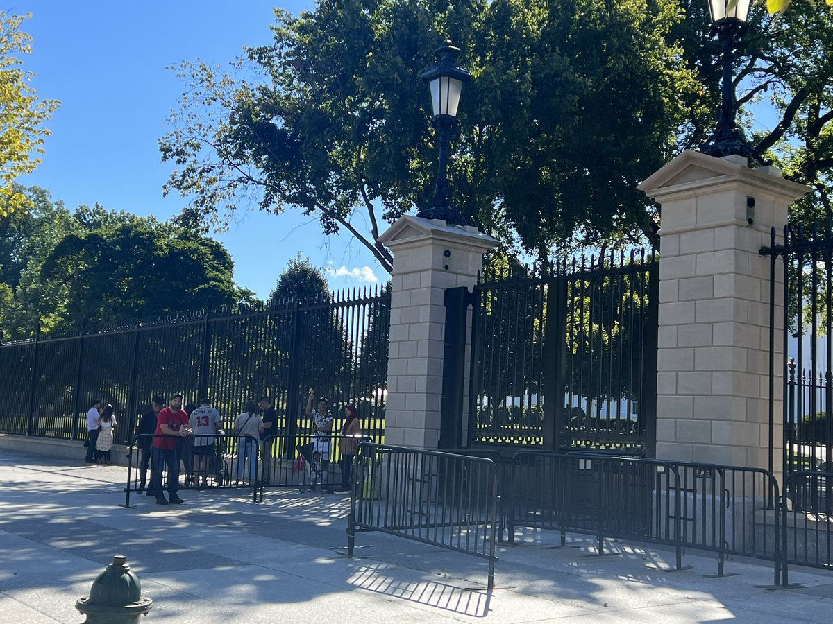 A couple #Braves fans have gathered outside the White House ahead of today’s ceremony in the East Room. @FOX5Atlanta