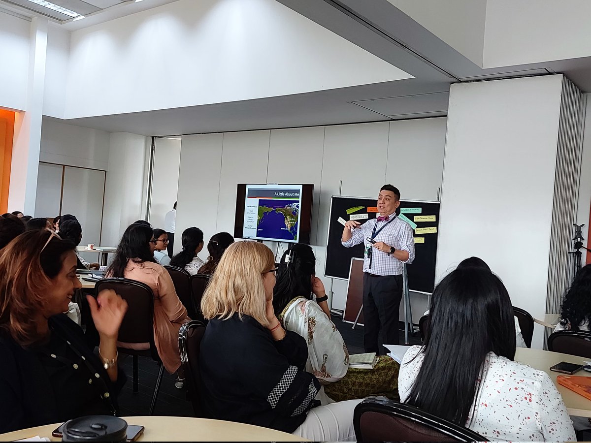 RiddhiGandhi20's tweet photo. Amazing day 1 with @vincentRventura @LitLifePD!
My Aha Moment - Conferring is a demonstration of care! 
#wellbeing #literacylearning #buddyreading #minilessons
@oismumbai @ois_primary @HemalPanchal10 @nehaminda https://t.co/9yhDTxd4mN