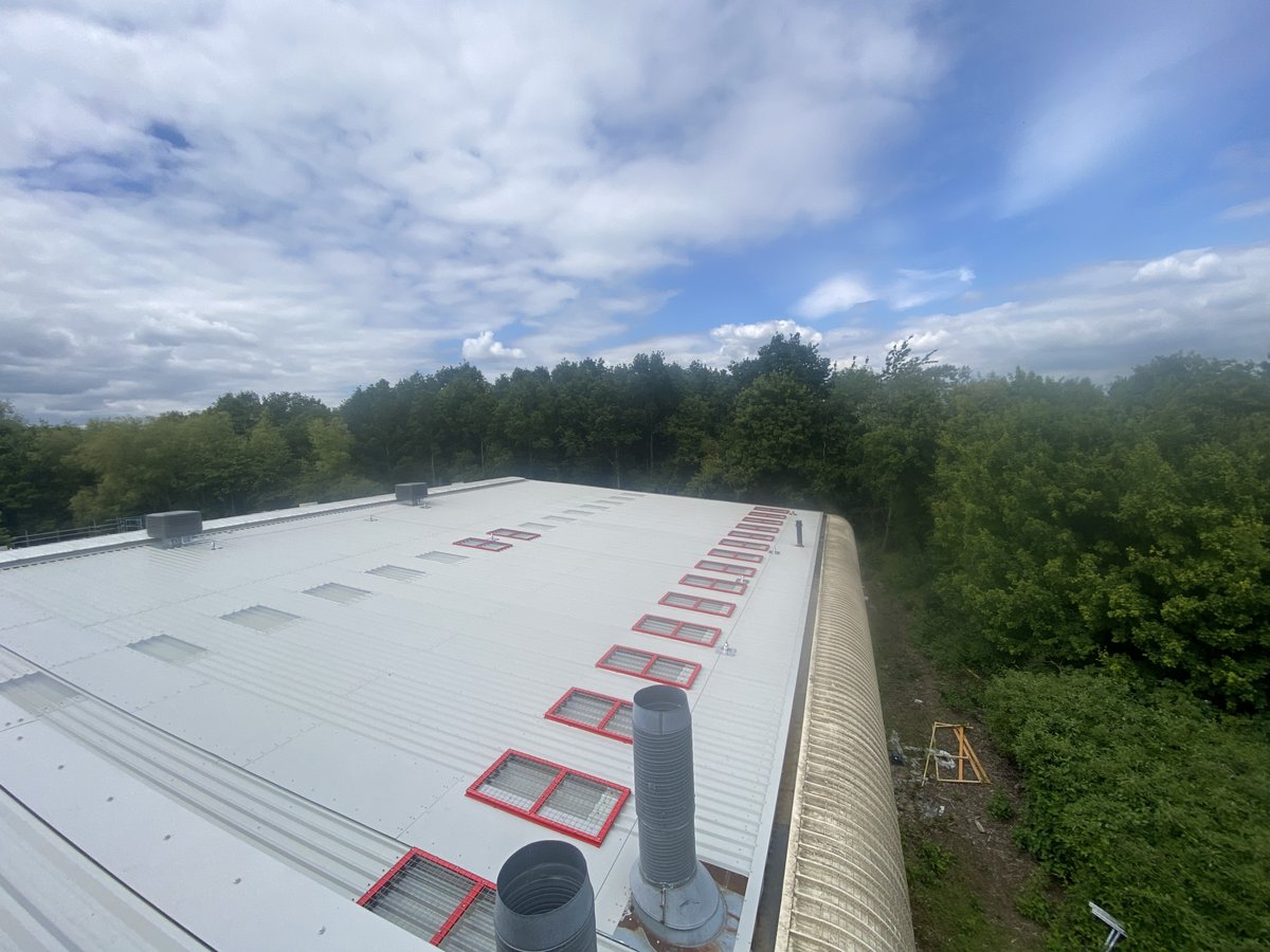 PracticalRoofCo's tweet image. Factory over-clad with new vaulted skylights and safety wire system in Milton Keynes #roofing #construction #healthandsafety
