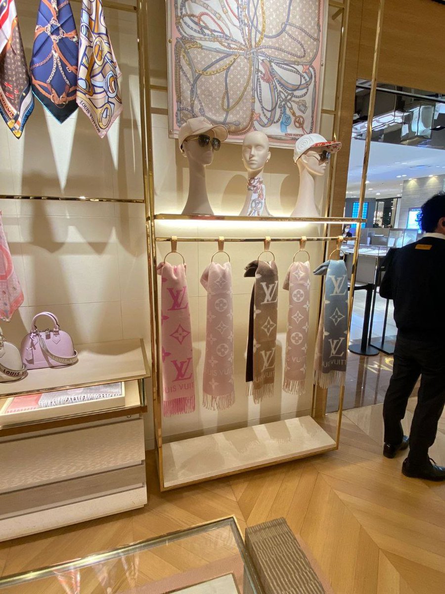 lisa669891's tweet photo. This clothing store is where my dream started. Although it doesn't bring me much profit, it gives me a family-like feeling and I like it very much.😊 https://t.co/z4DS1taWAf