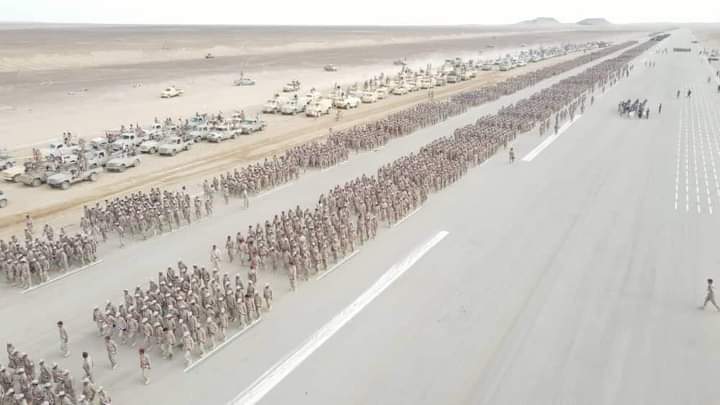 عند إجراء المقارانات الكمية والعددية والنوعية والمعنوية وفي كل عناصر القوة المعروفه بين النظام الجمهوري وبين المشروع الإمامي والكهنوتي، فبكل المقاييس نحن الأقوى والأفضل والاكثر قدرة على حسم المعركةعسكريا واقتصاديا ومعنويا وسياسيا
صورة من عرض مارب العسكري اليوم
#ميلاد_وطن_26سبتمبر