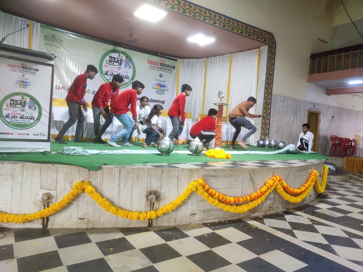 shhargiVK's tweet photo. ಚಿತ್ರದುರ್ಗ ಜಿಲ್ಲೆಯ ಯಶಸ್ವಿ ಹಾಲು ಉತ್ಪಾದಕರನ್ನು ಗೌರವಿಸುವ, ಹೈನು ಹೊನ್ನು ಕಾರ್ಯಕ್ರಮ ಹಿರಿಯೂರಿನ ತನ್ಯಾಸಿ ಗೌಂಡರ್ ನಲ್ಲಿ ವೈಭವದಿಂದ ನಡೆಯಿತು.
#kmf #shimul @vk_namma
@editor_vk @vkbrand2018 @Sudarshanvk2 @raju_yathi @katranjeet @ahobalapathy @yalanadumanju1 https://t.co/jetUIns8Qv