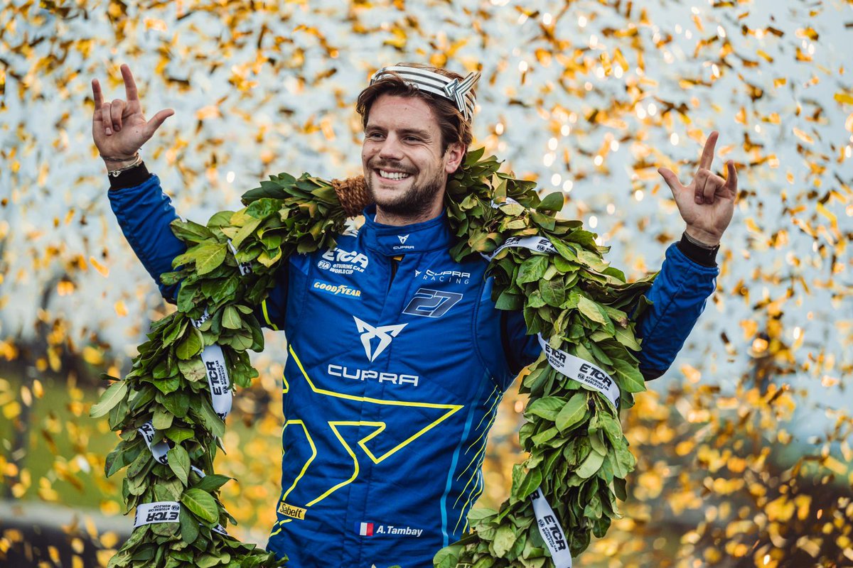 Zespół CUPRA EKS obronił dwa tytuły w Pucharze Świata @FIA_ETCR, w tym zwyciężył w klasyfikacji producentów. <a href="/TambayRacing/">Adrien Tambay</a> został po raz pierwszy mistrzem świata FIA oraz kierowcą sezonu ETCR.

➡️bit.ly/CUPRA_ETCR_fin…

#SEATMediaPortal #CUPRAEKS #FIAETCR