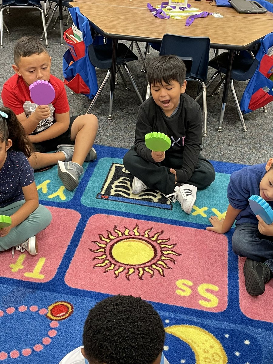 TaylorLakin1's tweet image. Watching our mouths as we make the sounds of letters. 🪞😊 #kindermagic #learningsoundformationofmouth @KaiserKISD @KleinISD @KassmyaN