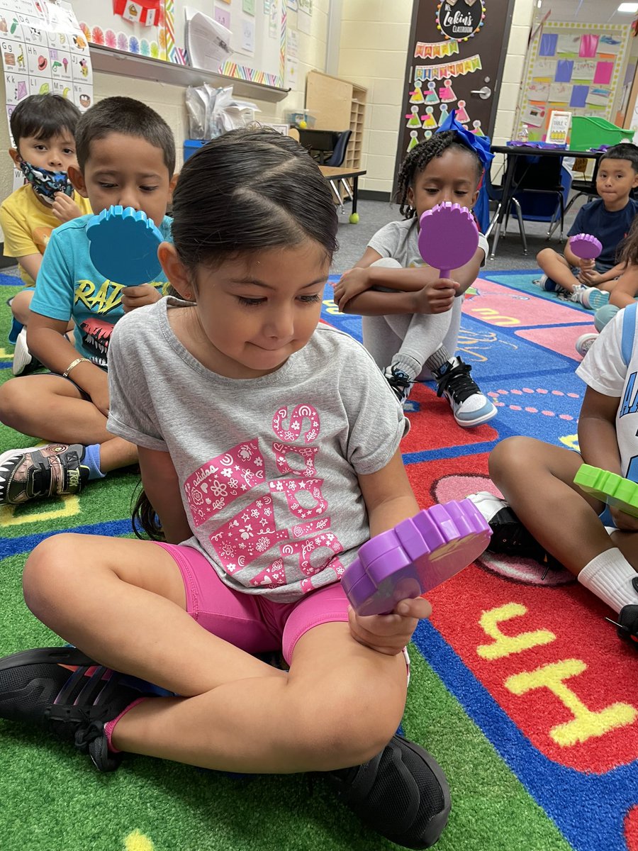 TaylorLakin1's tweet image. Watching our mouths as we make the sounds of letters. 🪞😊 #kindermagic #learningsoundformationofmouth @KaiserKISD @KleinISD @KassmyaN