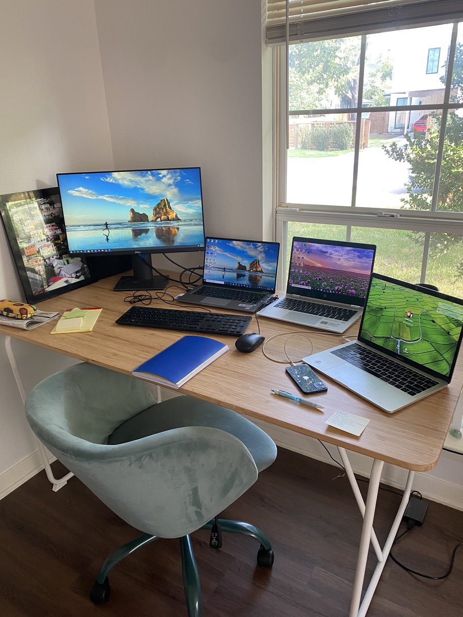 svetuh's tweet photo. My work setup is p gnarly #somanyscreens #monday #workhardplayhard #peacelovehappiness https://t.co/DmV3KtZoKz