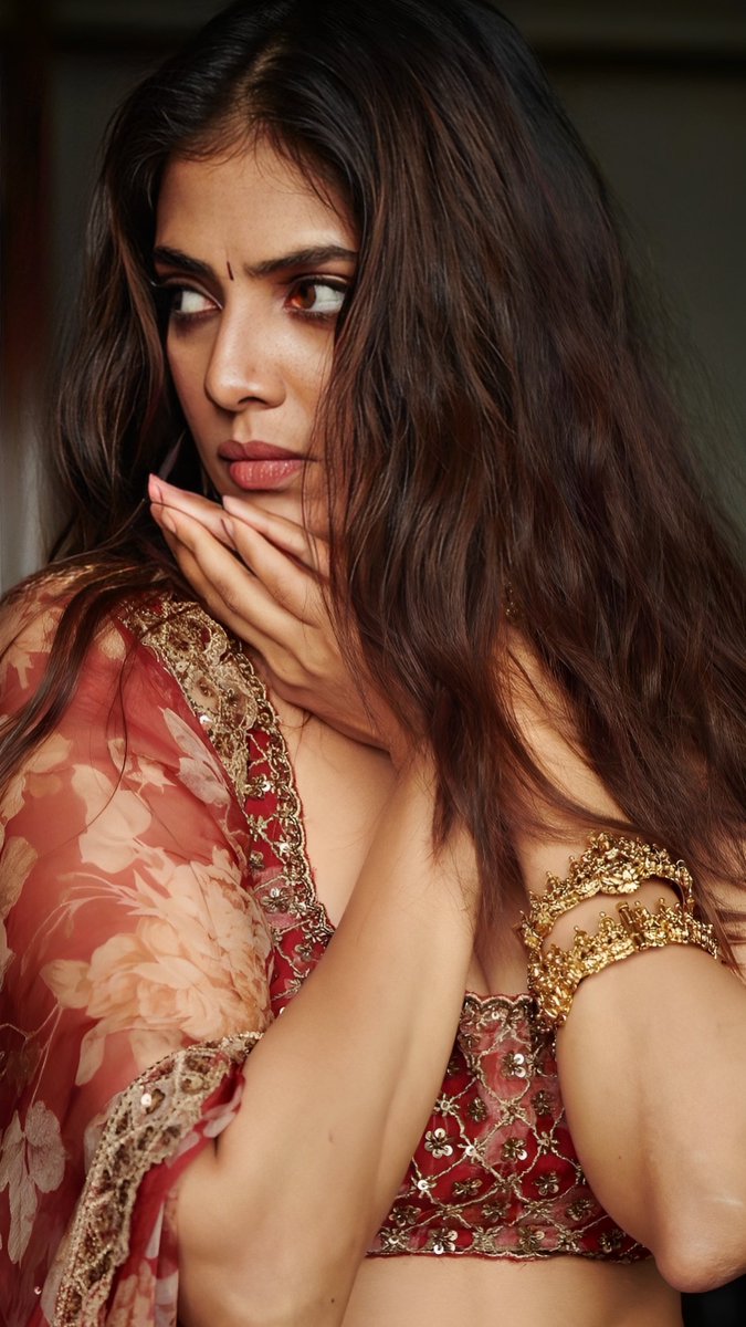 BigMirrorNews's tweet photo. #MalavikaMohanan new stills 😐😐

https://t.co/f1J4PqlpWH

More Stills #Malavika https://t.co/kA8UZcwN65