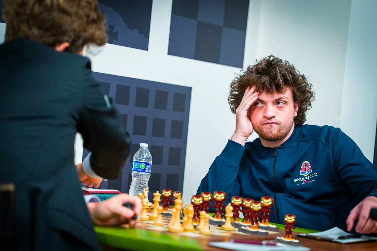 El ajedrecista Carlsen sospecha que Niemann está haciendo trampas porque todas sus piezas son ‘funkos’ de Iron Man buff.ly/3CcFHsH