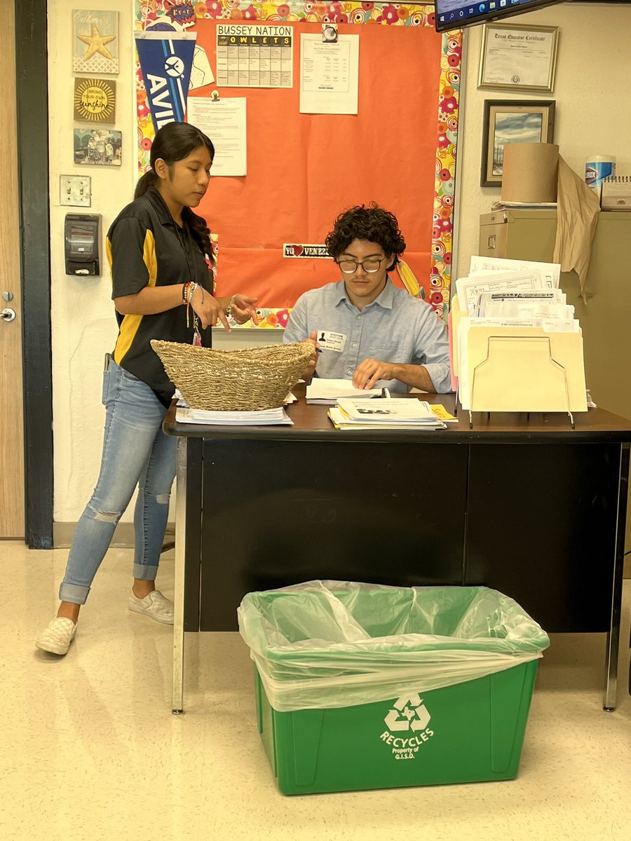 ceciliamewa's tweet photo. Celebrando el mes de la herencia hispana #Vaqueras #hablamosespañol #APSpanish4 @Bussey_Owlets @GISDWorldLang @Bussey8thGrade https://t.co/aB5tNHvCIY