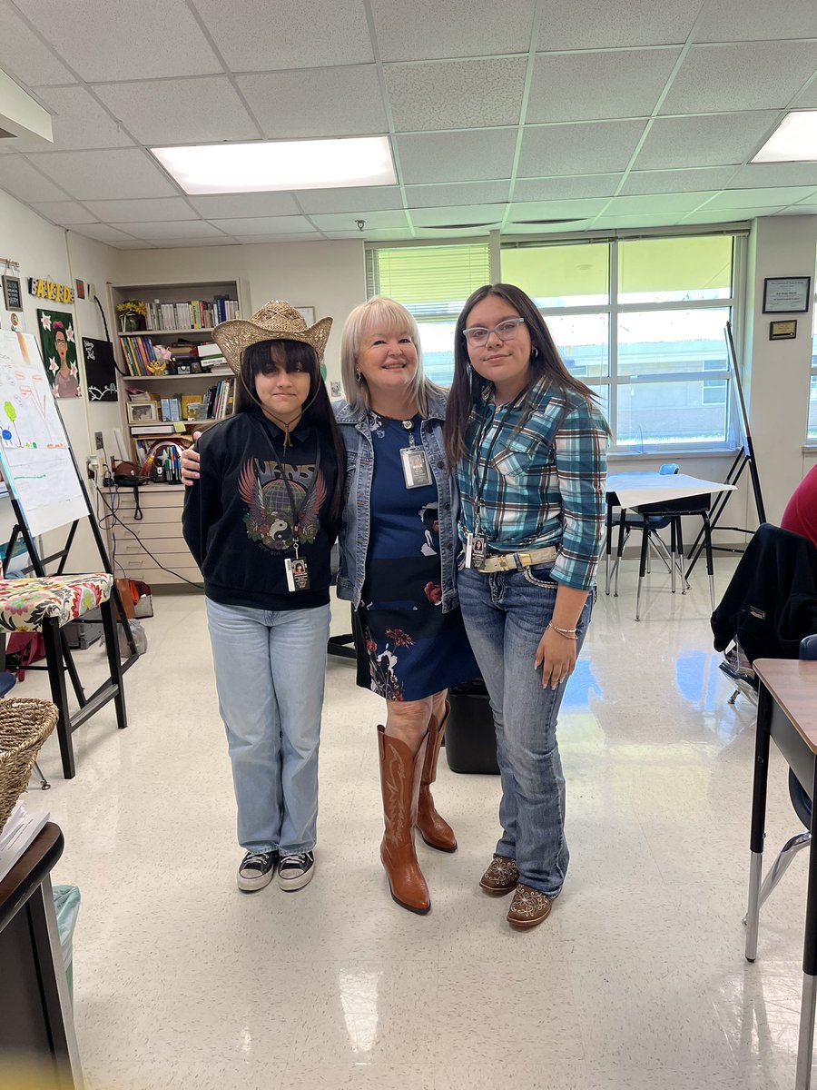 ceciliamewa's tweet photo. Celebrando el mes de la herencia hispana #Vaqueras #hablamosespañol #APSpanish4 @Bussey_Owlets @GISDWorldLang @Bussey8thGrade https://t.co/aB5tNHvCIY