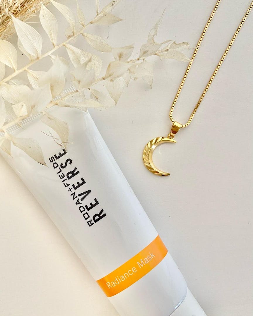 MedeiJen's tweet photo. Reveal luminous skin. Fueled with age-defying Retinal-MD Technology to dial up skin’s radiance instantly while it evens skin tone over time. https://t.co/qoxtFFqq3v #rodanandfields #skincare #lashes #brows #hydration #serum #acne #aging #sensitiveskin #sundamage #SPF https://t.co/RGwoLMsUwj