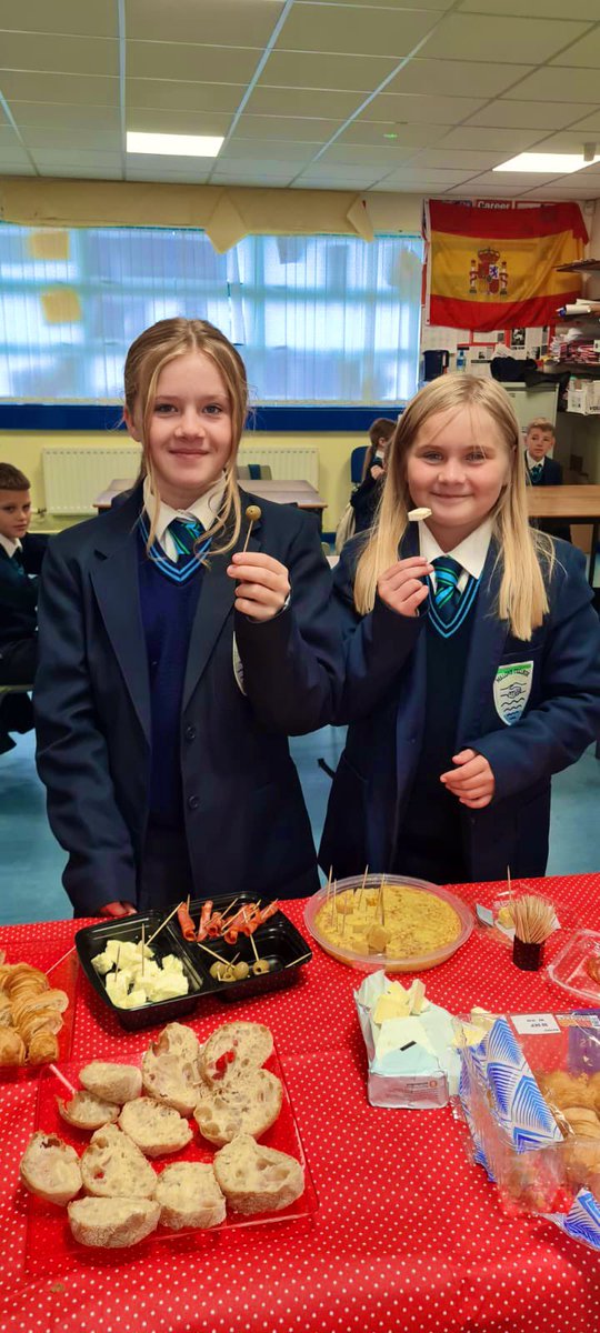 MaloneCollege's tweet image. Today we celebrated our European day of languages with some special food from around Europe and a quiz with our classes. Very tasty and lots of fun 🍤🥘🍝🫕#EuropeanDayofLanguages @malonelanguages