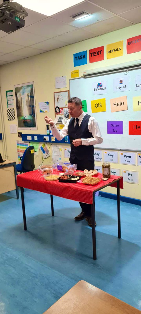 MaloneCollege's tweet image. Today we celebrated our European day of languages with some special food from around Europe and a quiz with our classes. Very tasty and lots of fun 🍤🥘🍝🫕#EuropeanDayofLanguages @malonelanguages