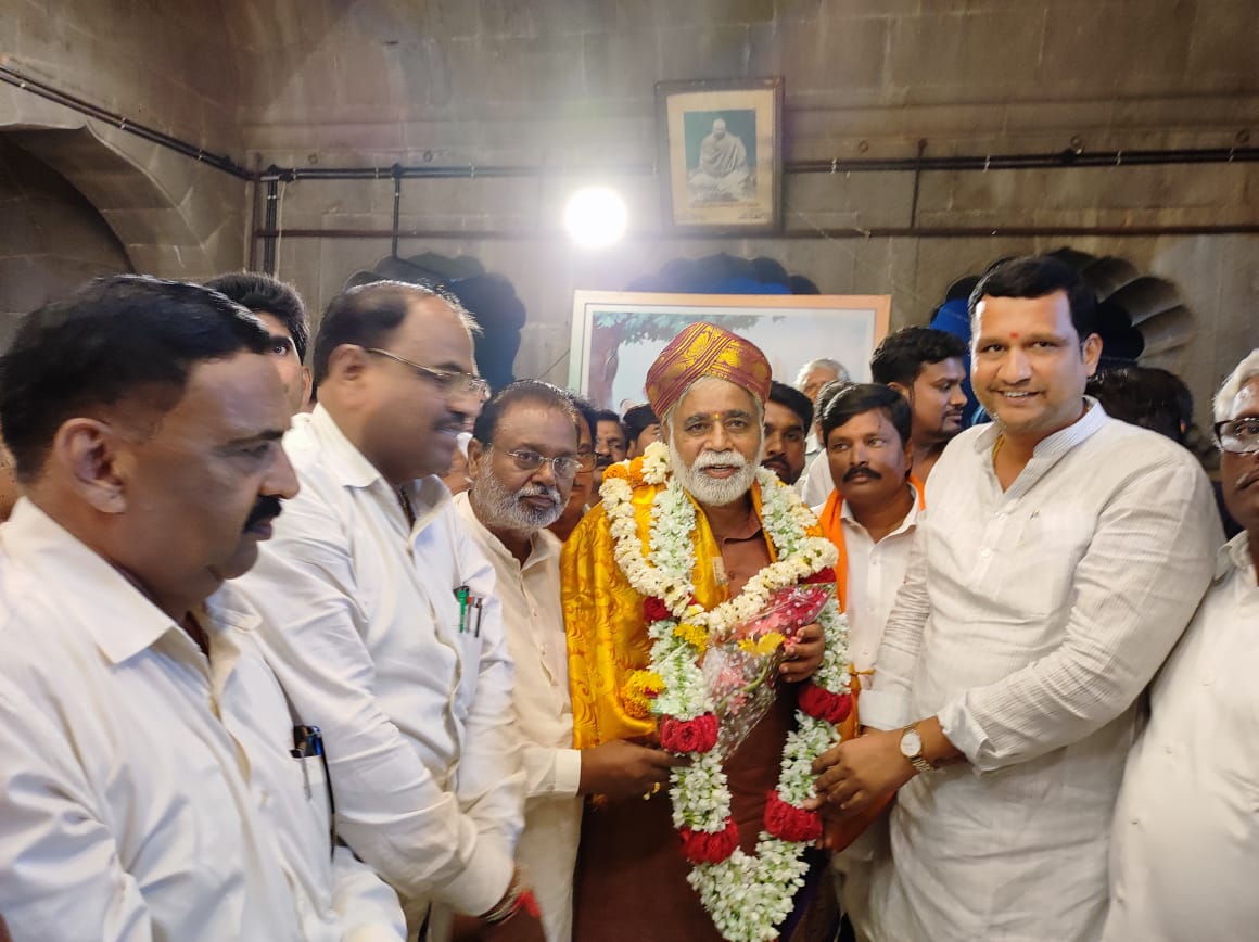 DSP4BJP's tweet photo. ಇಂದು ಸಂಜೆ ಹುಮನಬಾದ ಪಟ್ಟಣಕ್ಕೆ ಆಗಮಿಸಿದ ಕರ್ನಾಟಕ ರಾಜ್ಯ ಪ್ರಾಥಮಿಕ ಹಾಗೂ ಪ್ರೌಢಶಿಕ್ಷಣ ಸಚಿವರಾದ ಶ್ರೀ ಬಿ.ಸಿ. ನಾಗೇಶ ಅವರನ್ನ ಮಾಣಿಕ ಸೌಧದ ವಸತಿ ಗ್ರಹದಲ್ಲಿ ಪಕ್ಷದ ಮುಖಂಡರೊಡನೆ ಸ��ವಾಗತಿಸಲಾಯಿತು.

#DrSiddupatilhumanabad https://t.co/i2rfAQEx1d