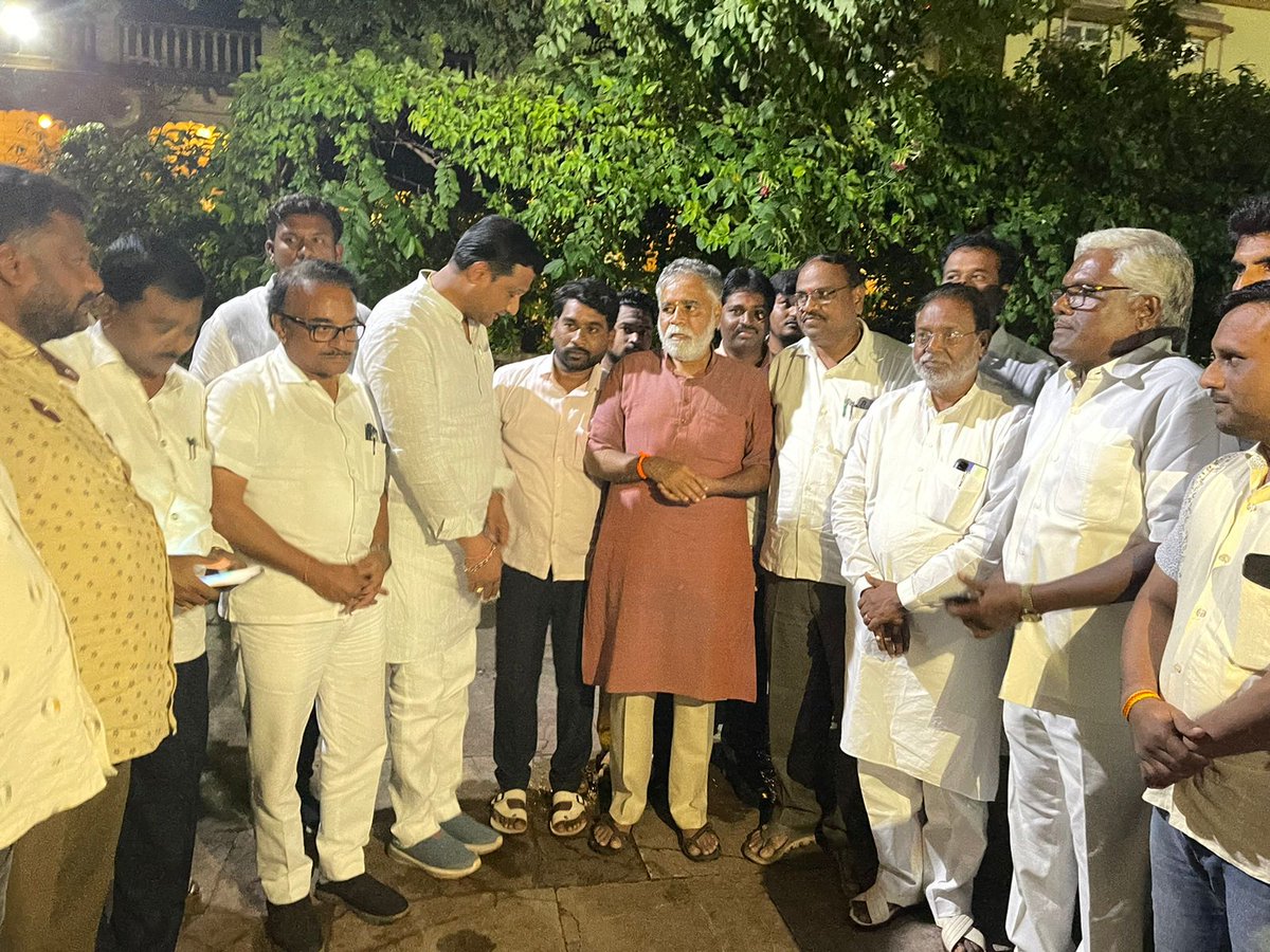 DSP4BJP's tweet photo. ಇಂದು ಸಂಜೆ ಹುಮನಬಾದ ಪಟ್ಟಣಕ್ಕೆ ಆಗಮಿಸಿದ ಕರ್ನಾಟಕ ರಾಜ್ಯ ಪ್ರಾಥಮಿಕ ಹಾಗೂ ಪ್ರೌಢಶಿಕ್ಷಣ ಸಚಿವರಾದ ಶ್ರೀ ಬಿ.ಸಿ. ನಾಗೇಶ ಅವರನ್ನ ಮಾಣಿಕ ಸೌಧದ ವಸತಿ ಗ್ರಹದಲ್ಲಿ ಪಕ್ಷದ ಮುಖಂಡರೊಡನೆ ಸ��ವಾಗತಿಸಲಾಯಿತು.

#DrSiddupatilhumanabad https://t.co/i2rfAQEx1d
