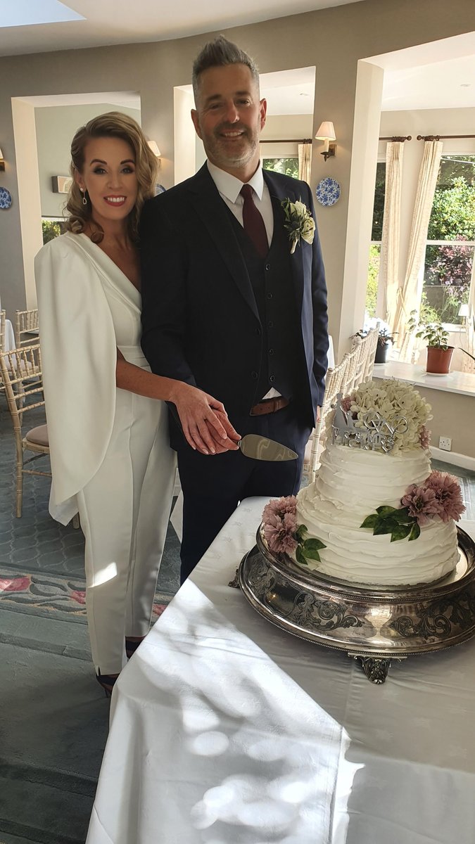 CashelHotel's tweet photo. Congratulations to Stephanie and Ciaran, who celebrated their #wedding at Cashel House at the weekend. We wish you both many years of love and happiness in your married life together.
#outdoorcermony #connemara #galway #weddingday #bride #groom #countryhouse @irelandbluebook https://t.co/ZkUroIfBc3