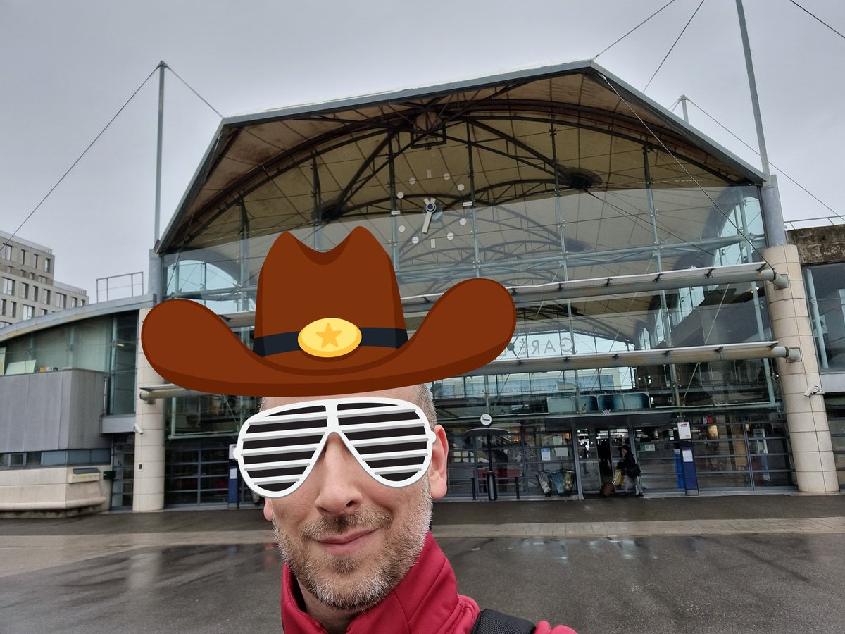 VincentD_91's tweet photo. Heu-reux !!! 🤣🤣🤣 cc @Julien_cdb_sncf #MassyTGV #MaGare https://t.co/MHMhhE2dUv