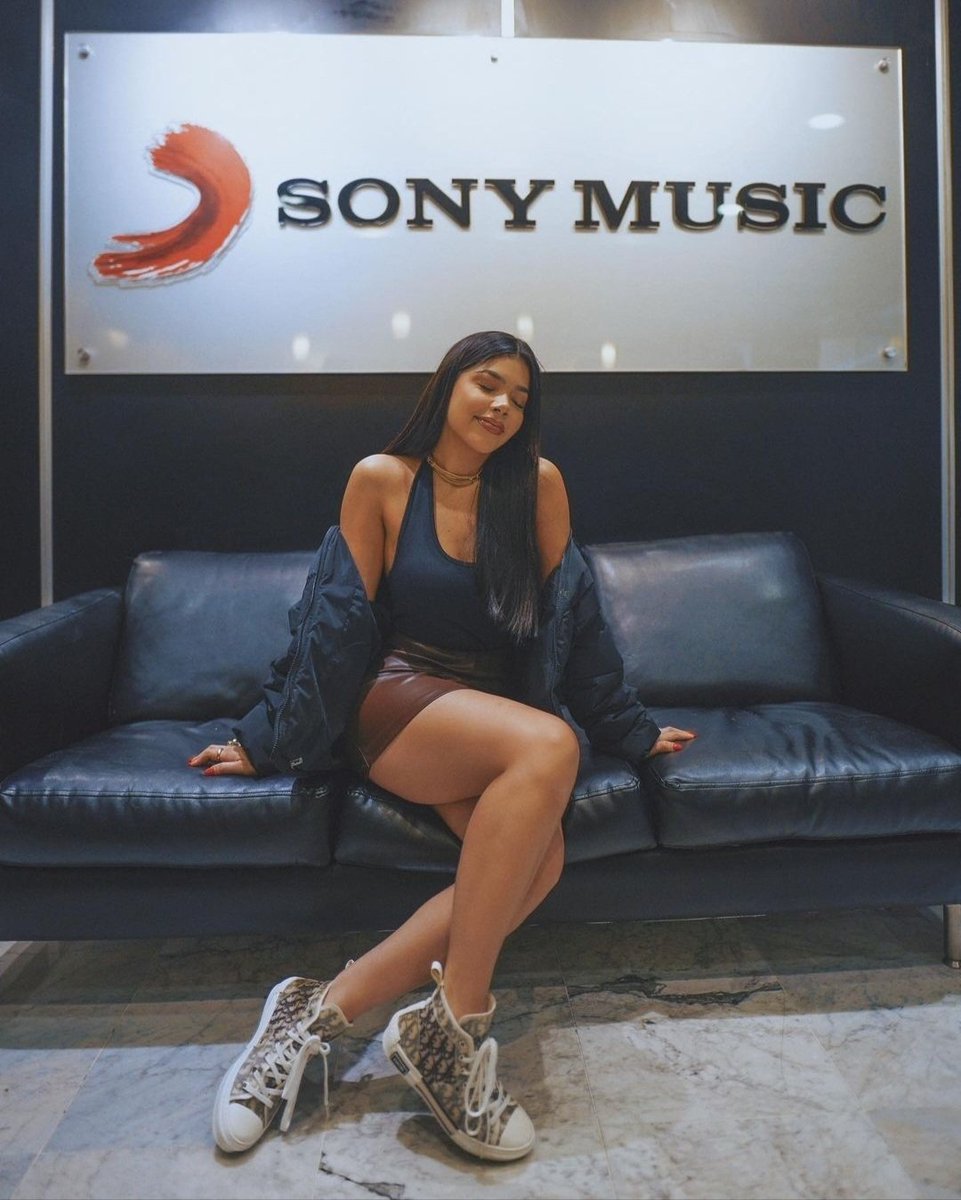 _alfreddx's tweet image. 1 mes más y @keniaos cumple un año con la mejor disquera @sonymusicmexico, gracias por todo el amor y apoyo que le dan a K 🥺❤️‍🩹