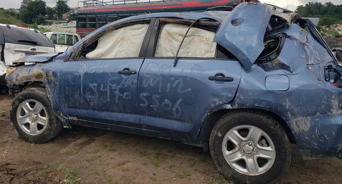 CanalAntigua's tweet photo. #CANoticias #Nacionales #HundimientoVN 

El dueño del vehículo de la camioneta RAV4 comentó que el alcalde no los atendió y designó a al Secretario de la Municipalidad de Villa Nueva en donde les dijo que no se iban hacer cargo de los daños al vehículo.

Vía: Marcos Cahuex https://t.co/uu7Mozu3pv