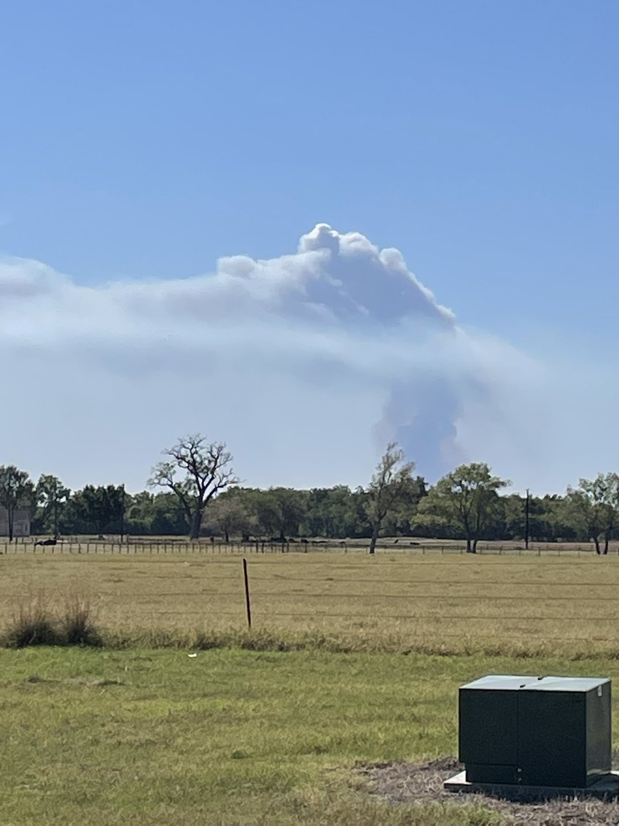 Code4Volts's tweet image. Not much wind at “the lower elevations”. #burningoffpastures #20milesaway    @ChasingtheMeso @SPIAindex