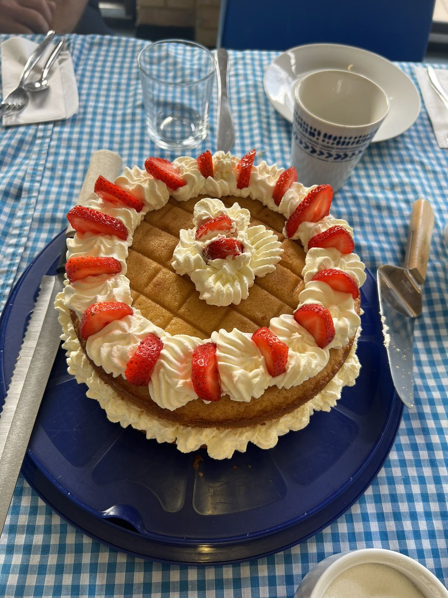 Wimb_Coll_Rugby's tweet photo. So results didn't quite go our way @ the weekend vs our friends @JohnFisherSport but you have 2 appreciate talent in all forms &amp; this entry in2 the #WCBakeOff23 has set the bar ridiculously high! Thank u Mrs Curtis (please RT her) for this amazing 1st entry of the season!🙌🏻🍰 https://t.co/KN4IwtK8Ka