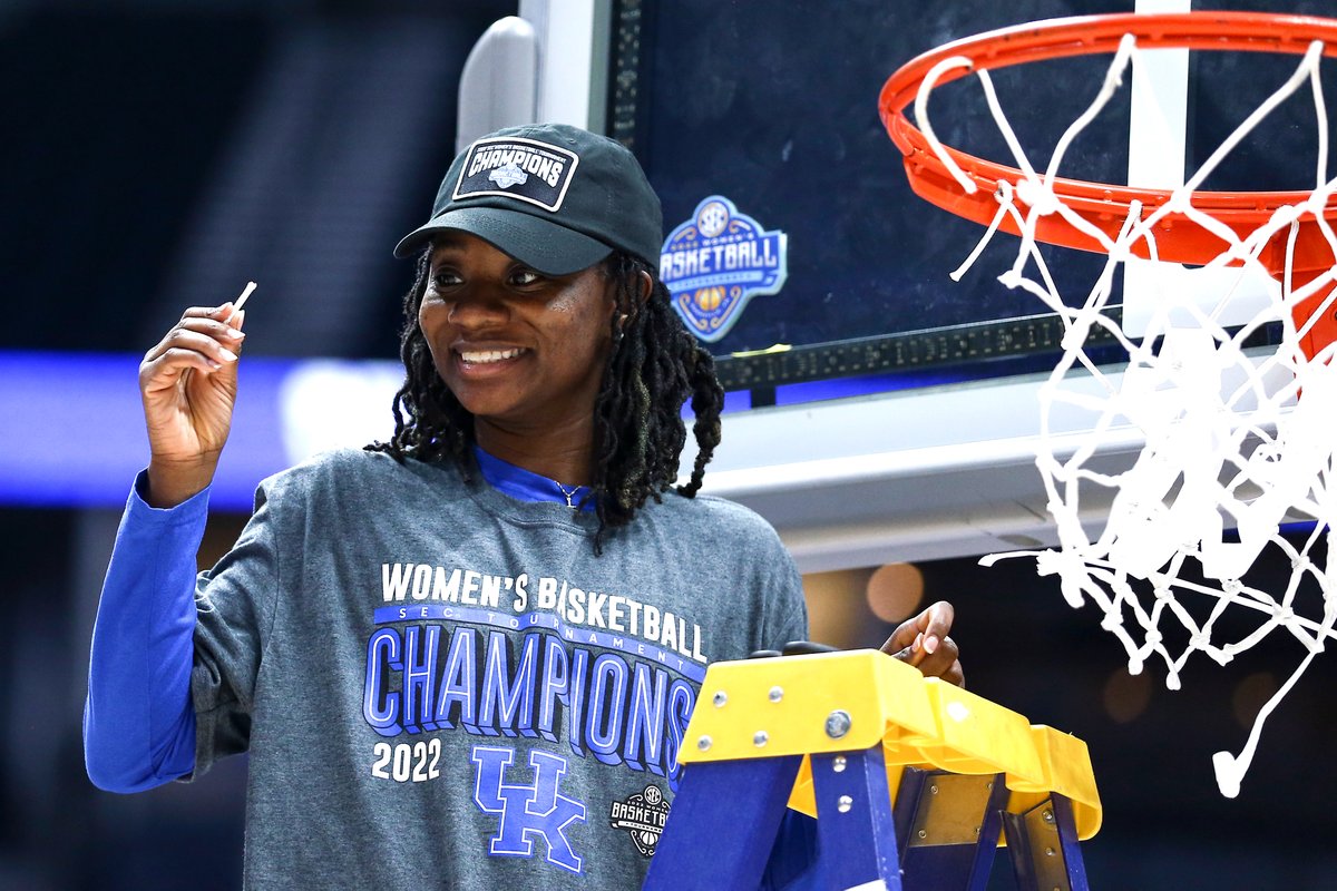 KentuckyWBB's tweet photo. Celebrating our Director of Recruiting's birthday.

HBD, @Aishafoy! 🙌🎁🎉 https://t.co/SD16G3u6C5