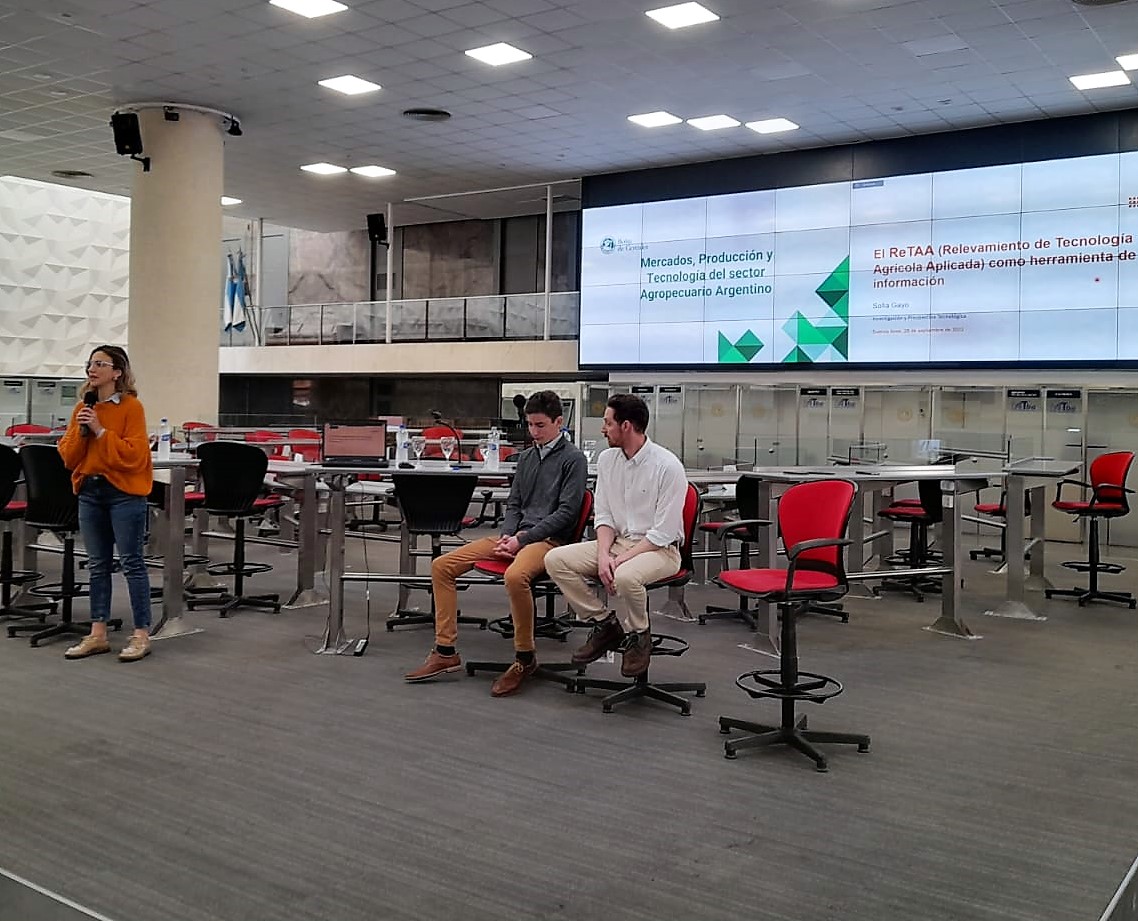 Bolsadecereales's tweet photo. 👨🏻💼Los analistas de @BolsadeC_ETyM llevaron a cabo un repaso de la situación de los mercados de granos y el rol de argentina en ellos, así como también brindaron un panorama sobre la producción local y la tecnología aplicada a los cultivos.
#ReTAA #PAS #ECC https://t.co/EYnYXhiwAh