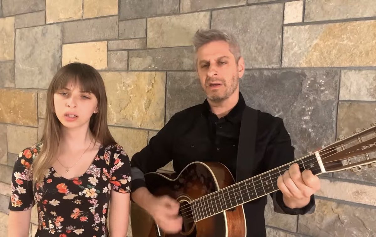ICYMI watch Tessa and <a href="/mike_gordon/">Mike Gordon</a> performing Yerushalayim Shel Zahav as part of today's Bowl Hashanah service and stream from <a href="/brooklynbowl/">Brooklyn Bowl</a> via <a href="/relix/">Felix.</a>. This is the first public performance by any member @Phish of the song since 12/31/94:

youtube.com/watch?v=paWlHF…

Watch at 6:26