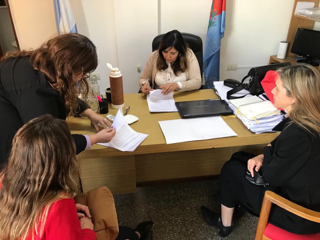 APOSLR's tweet photo. 🔵El @Minsaludlrj concretó la firma del convenio con #APOS- #Farmapos para articular la logística y la compra de medicamentos para enfermos oncológicos del área de #SaludPública. La farmacia de la #OSP asegurará la provisión de la medicación, su trazabilidad y nominalización. https://t.co/wQmcYdSgZv