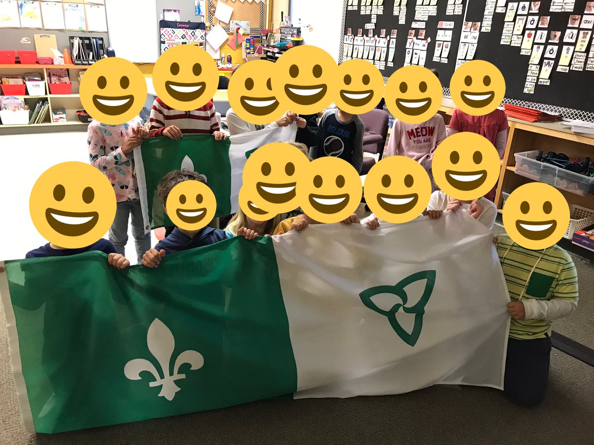 Downingfsl's tweet photo. On fête la journée des franco-ontarien-nes. #icionparlefrançais @FSL_SMCDSB Merci de votre participation! @SMCDSB_NOD has awesome school spirit! 💚🤍💚 https://t.co/x77wFtAQQR
