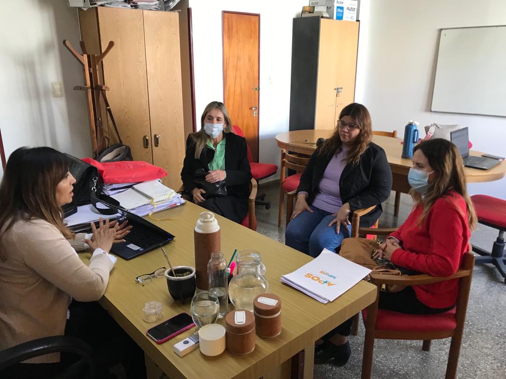 APOSLR's tweet photo. 🔵El @Minsaludlrj concretó la firma del convenio con #APOS- #Farmapos para articular la logística y la compra de medicamentos para enfermos oncológicos del área de #SaludPública. La farmacia de la #OSP asegurará la provisión de la medicación, su trazabilidad y nominalización. https://t.co/wQmcYdSgZv