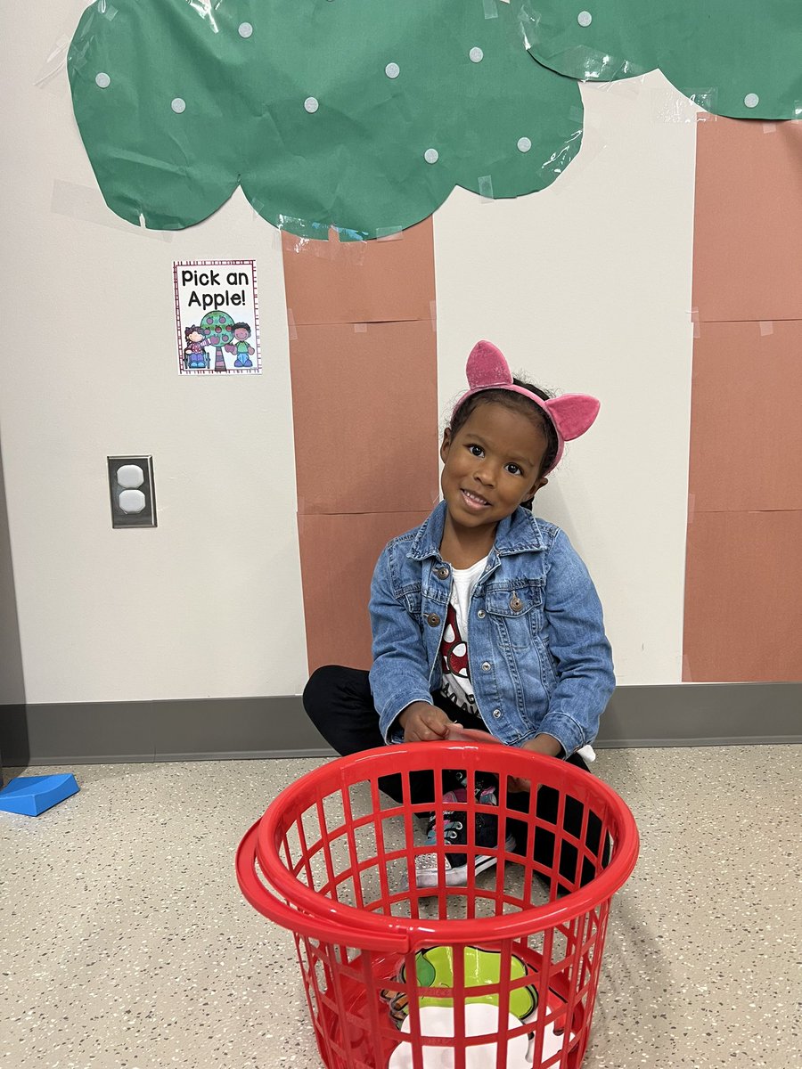 Our Apple Orchard officially opened for business today!! 🍎🍏 <a href="/HumbleISD_PREK/">HumbleISD ECE</a> <a href="/HumbleISD_ACE/">Autumn Creek Elementary</a> #prek4play #prekexplorers