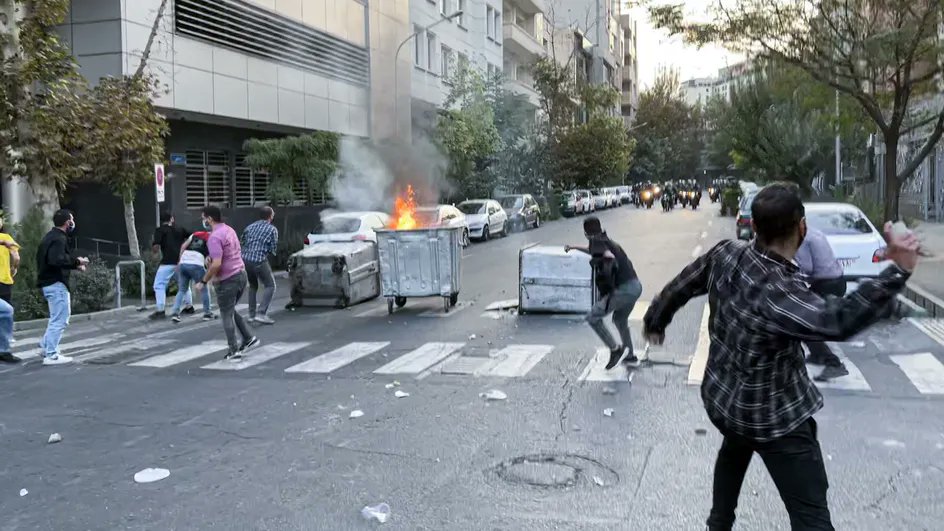 franceinfo's tweet photo. La répression des manifestations en Iran a fait plus de 75 morts en 10 jours, selon une ONG

https://t.co/mhaDLip745 https://t.co/hWnS9h0Zbh