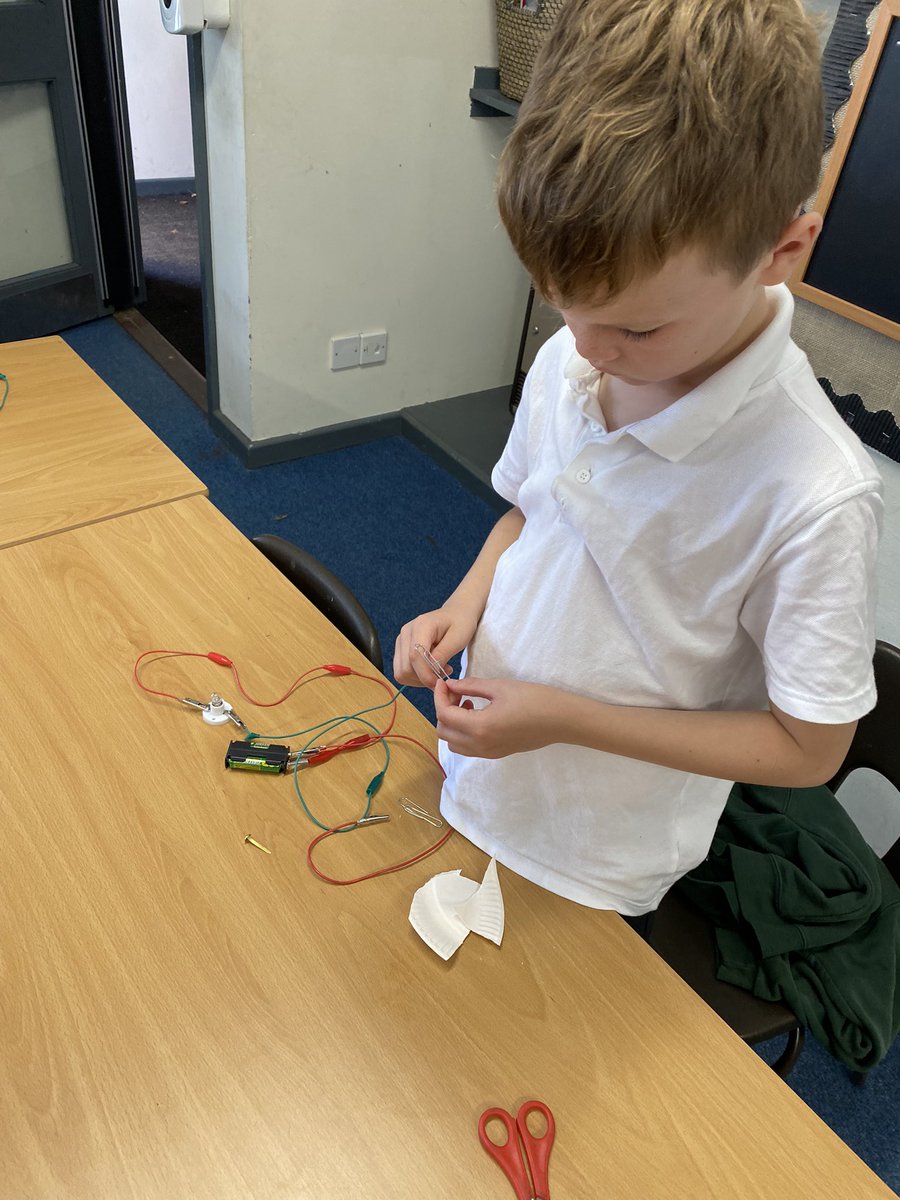 y3castlebatch's tweet photo. How can you start and stop the flow of electricity? With a switch of course! Y3 have been exploring different materials and had a go at making our own. We used our knowledge of conductors and insulators to help us make our choice. 💡@CastleBatch @mrstayloryr5 https://t.co/ennN4EBfDx