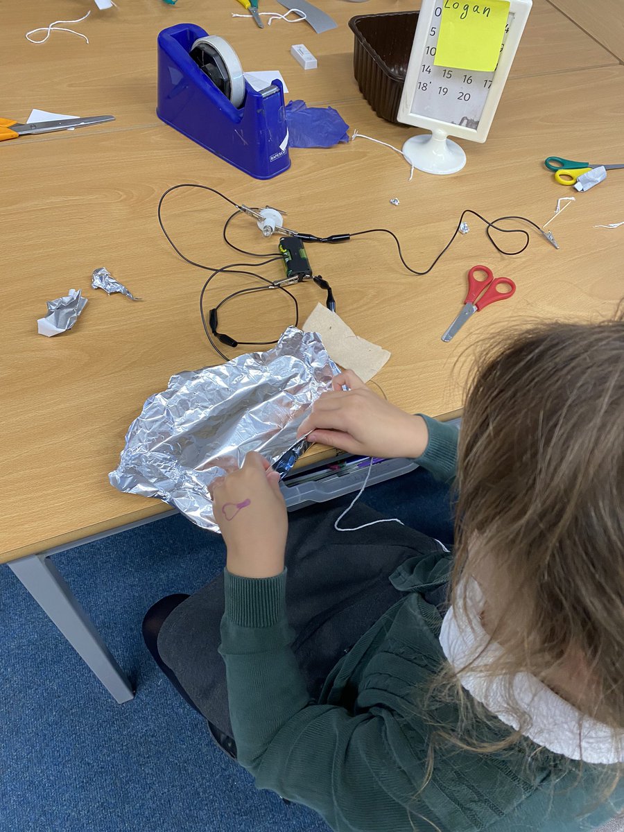 y3castlebatch's tweet photo. How can you start and stop the flow of electricity? With a switch of course! Y3 have been exploring different materials and had a go at making our own. We used our knowledge of conductors and insulators to help us make our choice. 💡@CastleBatch @mrstayloryr5 https://t.co/ennN4EBfDx