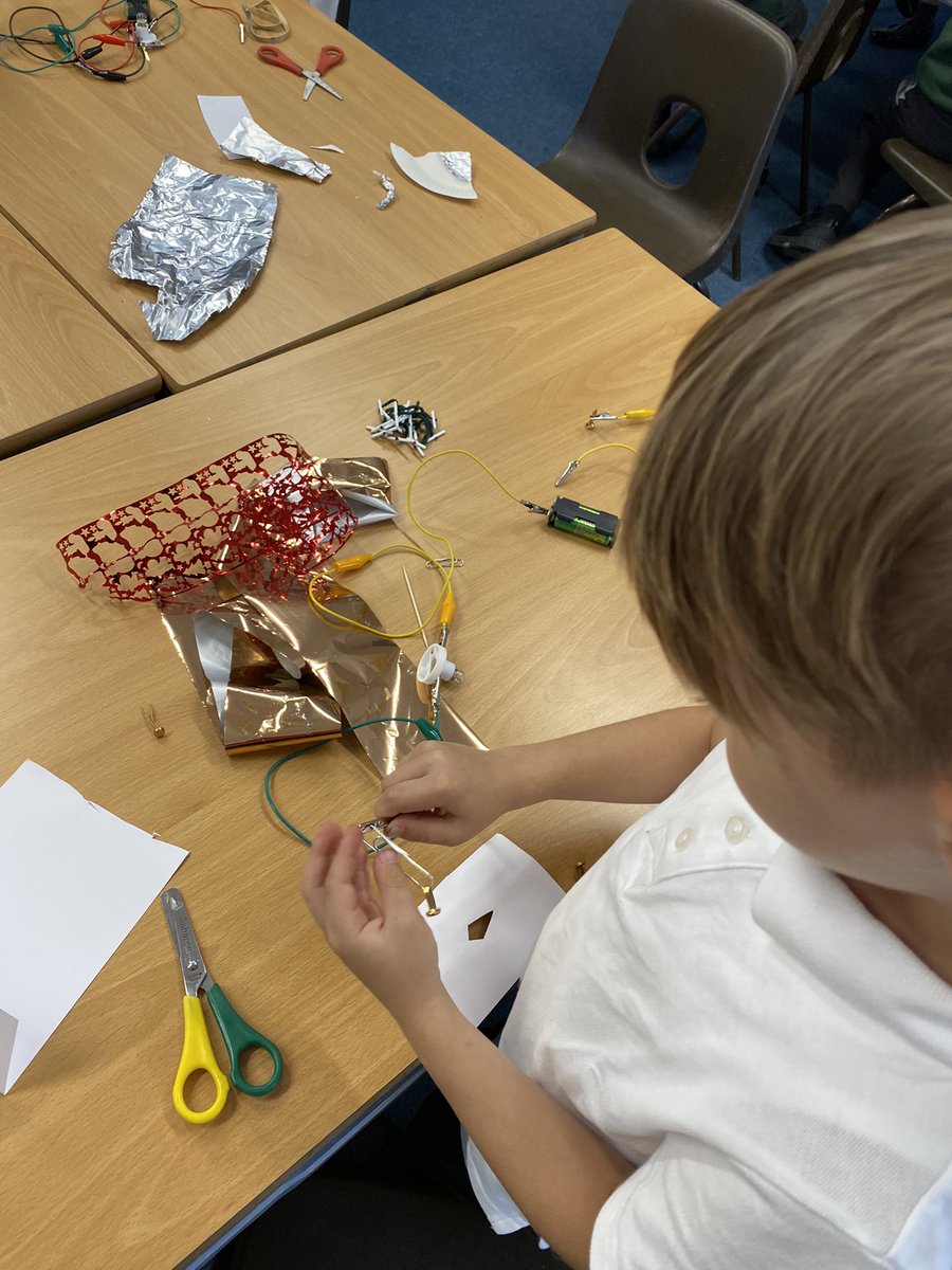 y3castlebatch's tweet photo. How can you start and stop the flow of electricity? With a switch of course! Y3 have been exploring different materials and had a go at making our own. We used our knowledge of conductors and insulators to help us make our choice. 💡@CastleBatch @mrstayloryr5 https://t.co/ennN4EBfDx