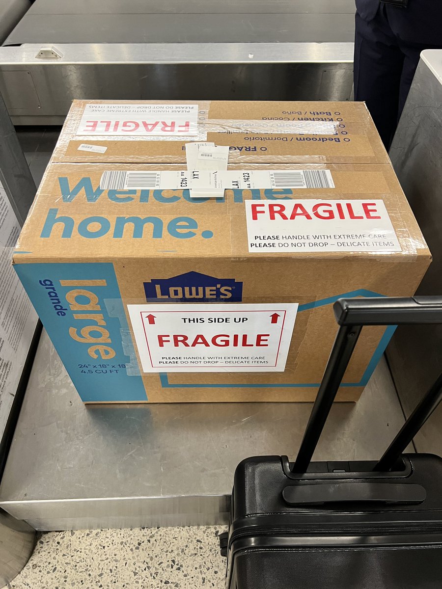 oneandonlyawan's tweet photo. @AmericanAir please please please take good care of my box 🙏🏻 https://t.co/ZmSeWMLS3v