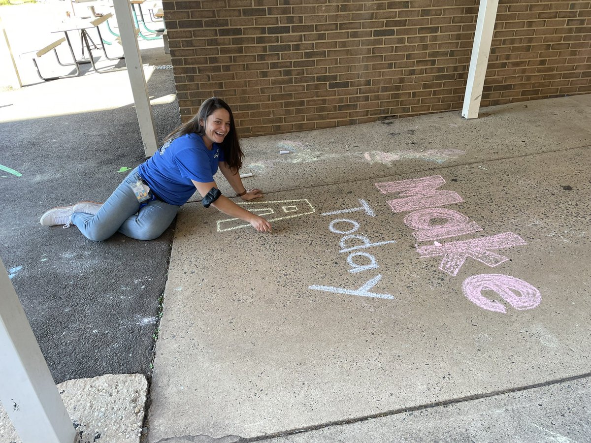 lisaprill's tweet photo. One of my favorite things about this workday was writing positive and affirming messages for our students and families @oakhilles @AP_Durso @jlstanczak https://t.co/DMv8l3MSk0