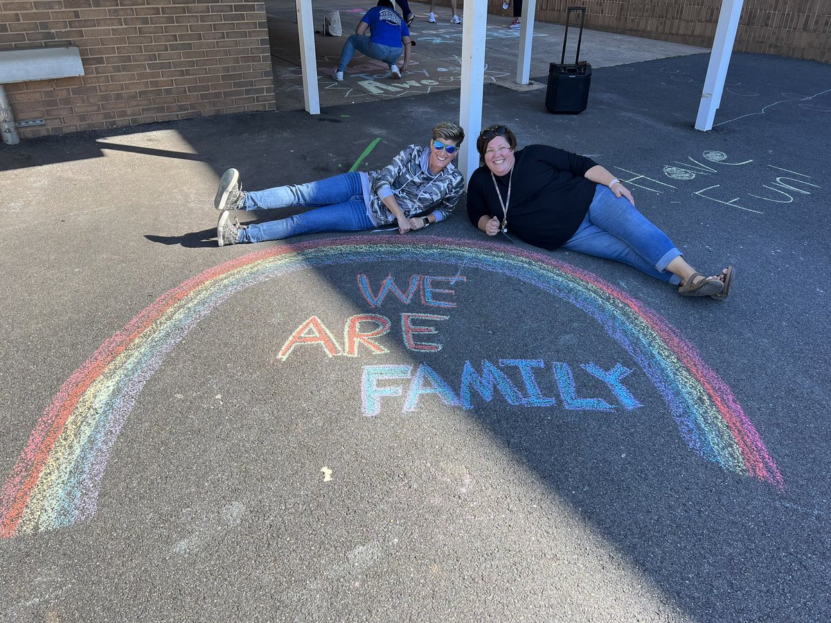 lisaprill's tweet photo. One of my favorite things about this workday was writing positive and affirming messages for our students and families @oakhilles @AP_Durso @jlstanczak https://t.co/DMv8l3MSk0