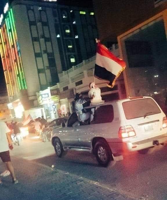 Alhadath_Ymn's tweet photo. #حضرموت | مواطنون يتجولون في الشوارع رافعين الأعلام الوطنية في مظاهر احتفال رمزية بالذكرى الـ 60 لثورة 26 سبتمبر
#الحدث_اليمني https://t.co/QX9LgcVJB0