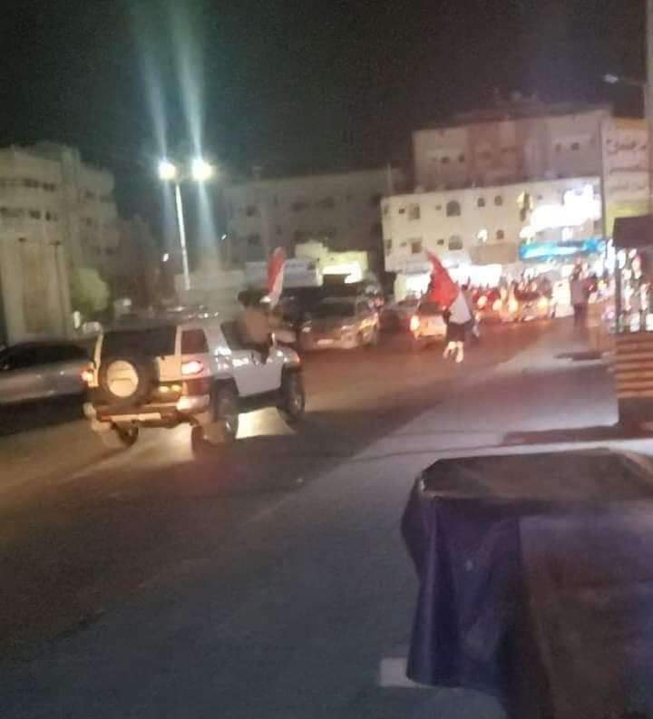 Alhadath_Ymn's tweet photo. #حضرموت | مواطنون يتجولون في الشوارع رافعين الأعلام الوطنية في مظاهر احتفال رمزية بالذكرى الـ 60 لثورة 26 سبتمبر
#الحدث_اليمني https://t.co/QX9LgcVJB0