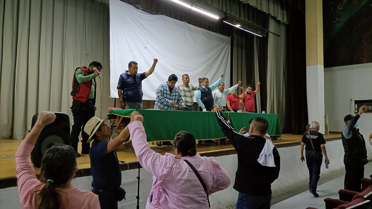 Seccion22Cencos's tweet photo. #EnImágenes Con la consigna ¡Ayotzinapa vive, la lucha sigue! Los delegados culminan los trabajos de la Asamblea Nacional Representativa de la #CNTE ratificando la continuidad de las jornadas de lucha nacional por la solución a las demandas de cada contingente. https://t.co/cbNplfiQ6R