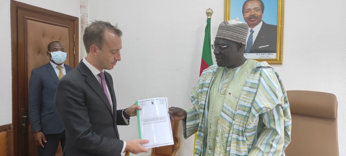 MFoutsou's tweet photo. 🏴󠁧󠁢󠁥󠁮󠁧󠁿🇨🇲
J'ai reçu @HolmesNigel, adjoint au Haut-commissaire de Grande-Bretagne au Cameroun.
Il a souligné la disposition de @UKinCameroon à accompagner les actions en faveur de la Jeunesse et à soutenir les programmes #YouthConnektCameroon et #Ducd'Edimbourg en particulier. https://t.co/dP2WLUjxMB