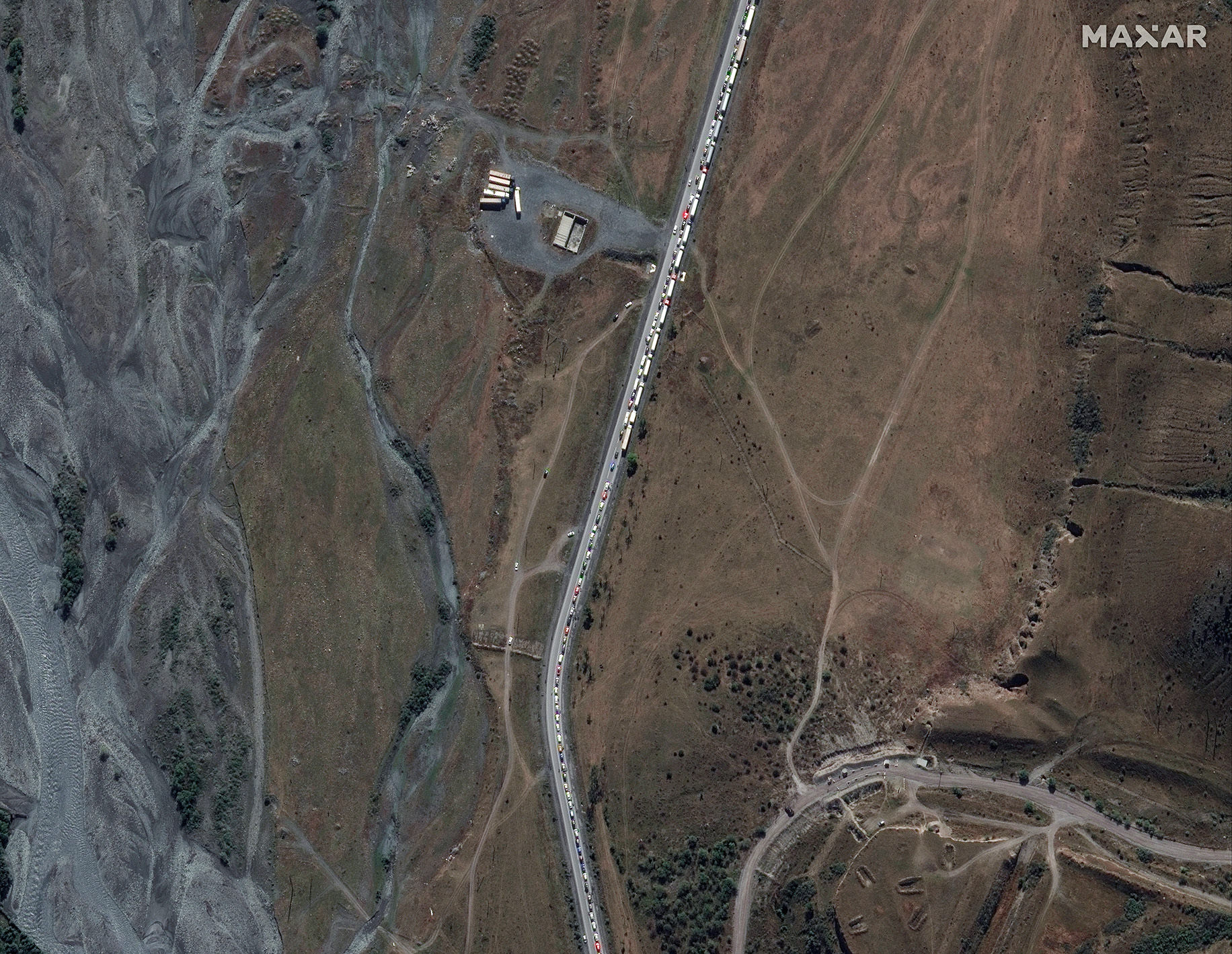 Многокилометровые пробки на границе России и Грузии сфотографировал спутник