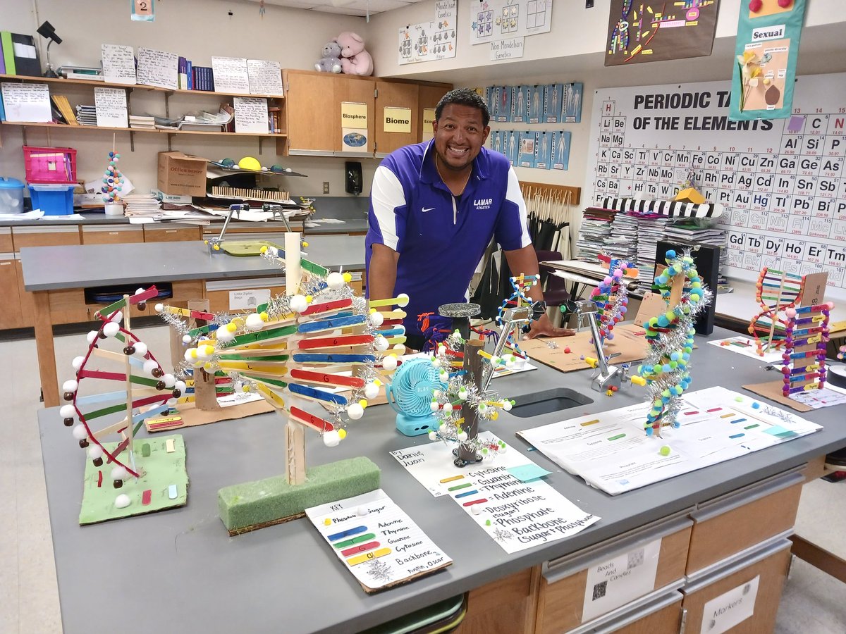 sstrike's tweet photo. Mr. Burey is showing off some AMAZING 3D models of DNA his students made!!! #iinstruct @Lamar_MS #STEM @IrvingISD https://t.co/0090ByQwQv