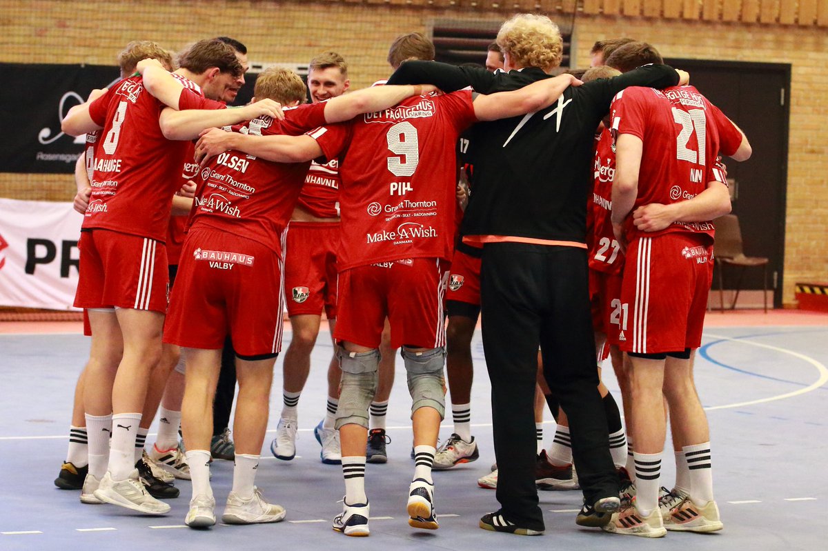 Ajax Københavns herreholds ledelse har misset en deadline af de lovpligtige arbejdsskadesforsikringer, som satte en stopper for dagens træning i Bavnehøj Hallen.

“Det er helt uacceptabelt at de mest fundamentale arbejdsvilkår ikke er på plads.” - direktør Torben Vinther