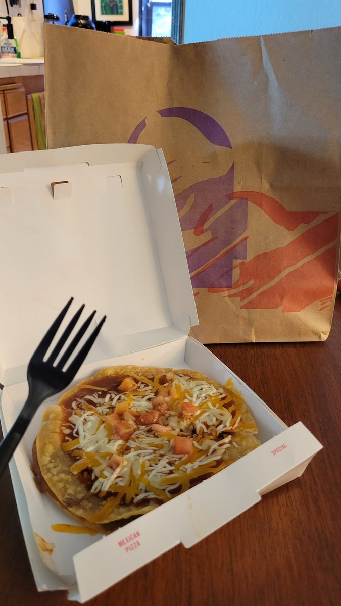 simplechristy's tweet photo. Some @tacobell employees didn't grow up with Mexican Pizzas and it really shows.

#WheresTheSpork 
#MexicanPizza 
#ItsBack https://t.co/JkRUOdQFAF