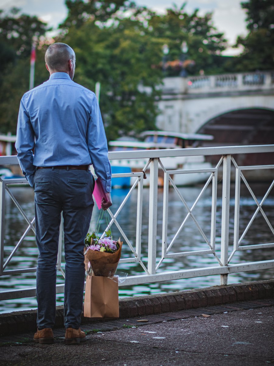 26.09.2022 - A short wait. 📸 Gear: #CanonT7i // #85mm 📍 Location: #London 💻 Edit: #lightroom ------------- #photography #photooftheday #canonphotography #urbanandstreet #canonuk #portrait #visualambassadors #canonuk #street_aperture #people #wait #coronationstreet