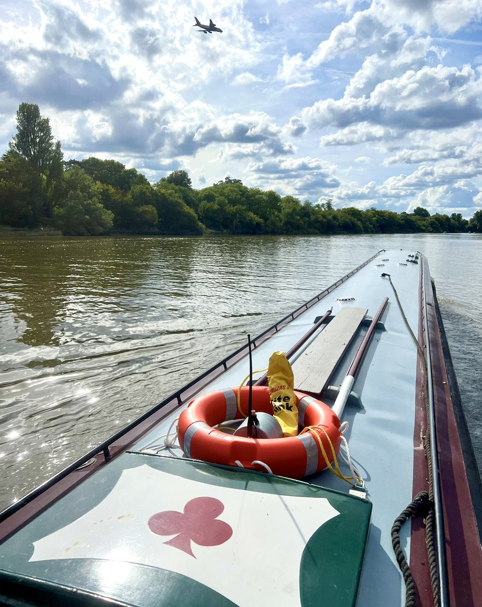 Tasselweed on her way up the tidal Thames to Teddington at the weekend during her trip round the Thames ring. #narrowboatholidays #riverthameslondon #PortOfLondon #autumnvacation #canalboatholidays #visitengland #visitwindsor #bargeholidays #lifesbetterbywater #ukholidays